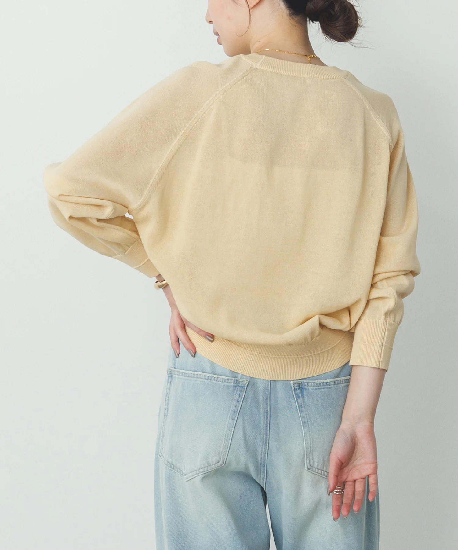 ペーパーライクシアー ロゴプリントニット