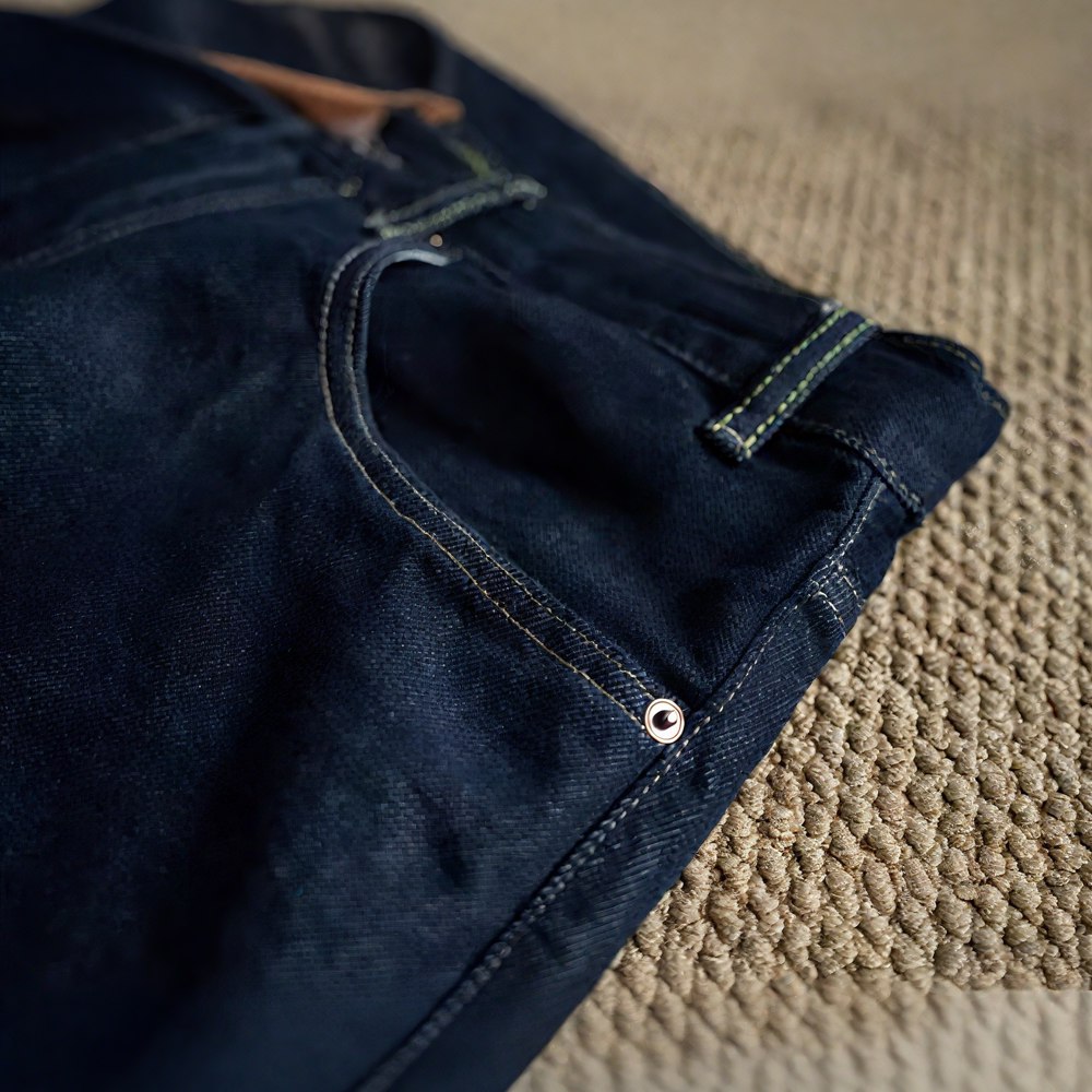 色落ちしにくいスラッシュカットジーンズ