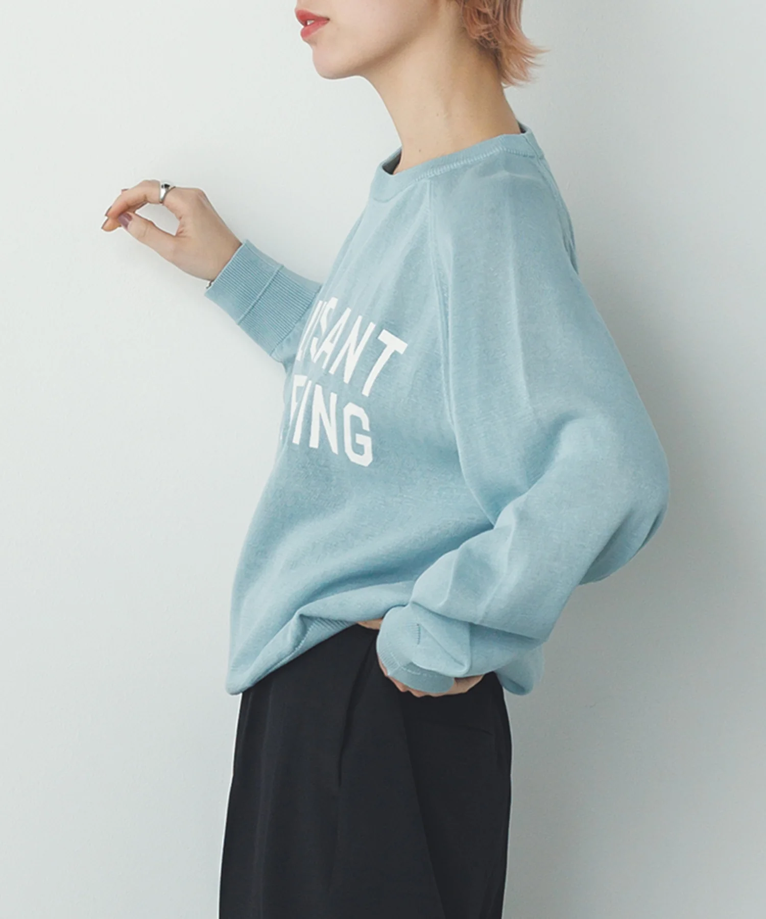 ペーパーライクシアー ロゴプリントニット