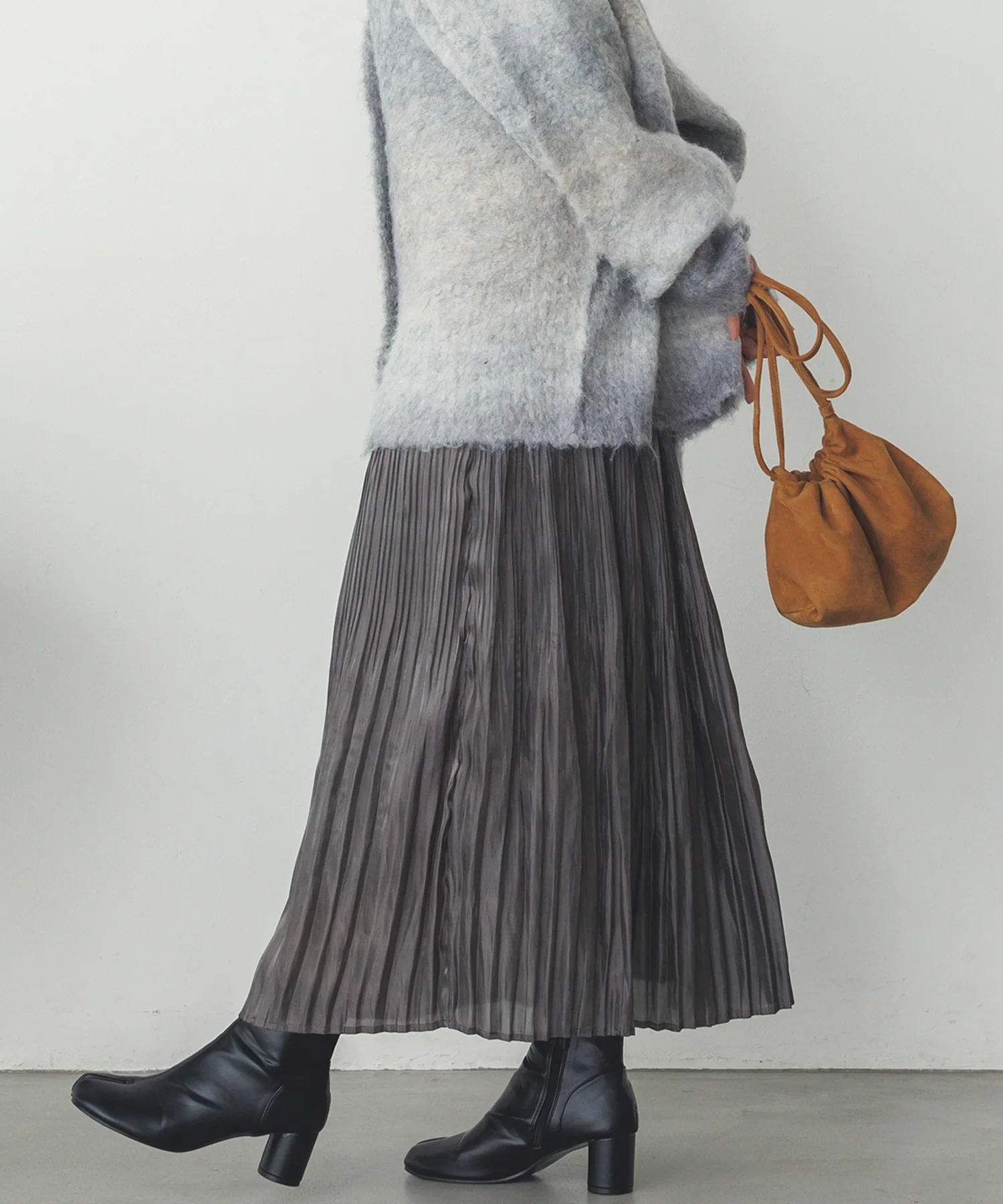 サテンランダムプリーツスカート