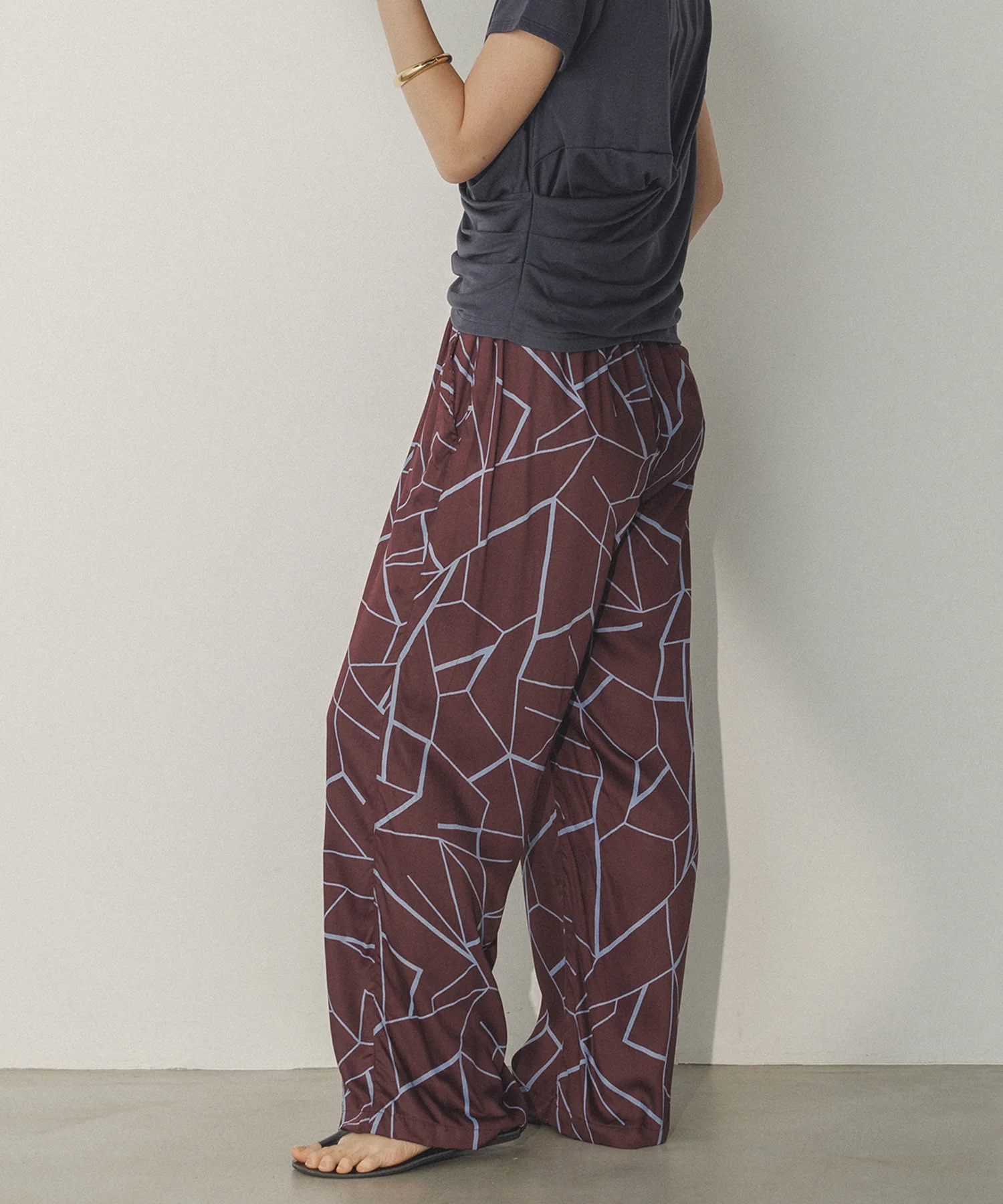 ビスコースサテン プリント タックストレートパンツ