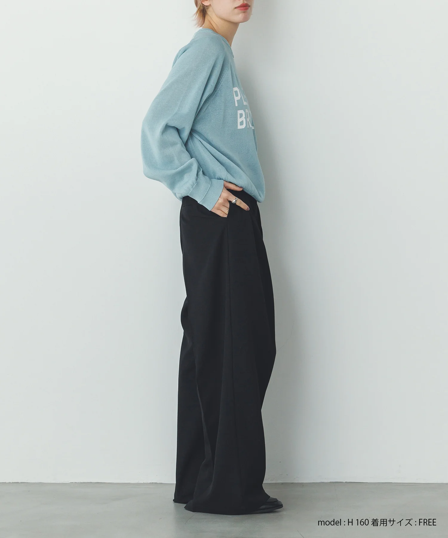 ペーパーライクシアー ロゴプリントニット