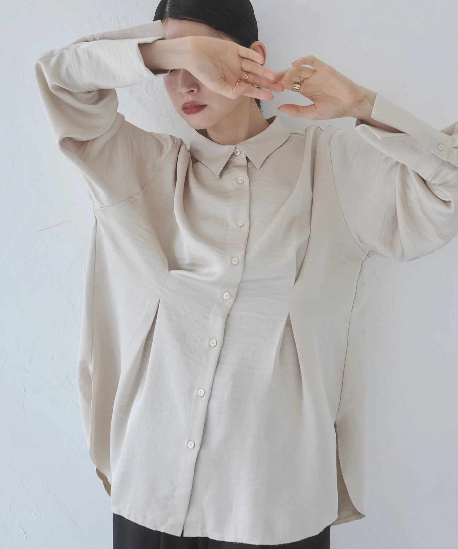 マットサテン タックシャツ