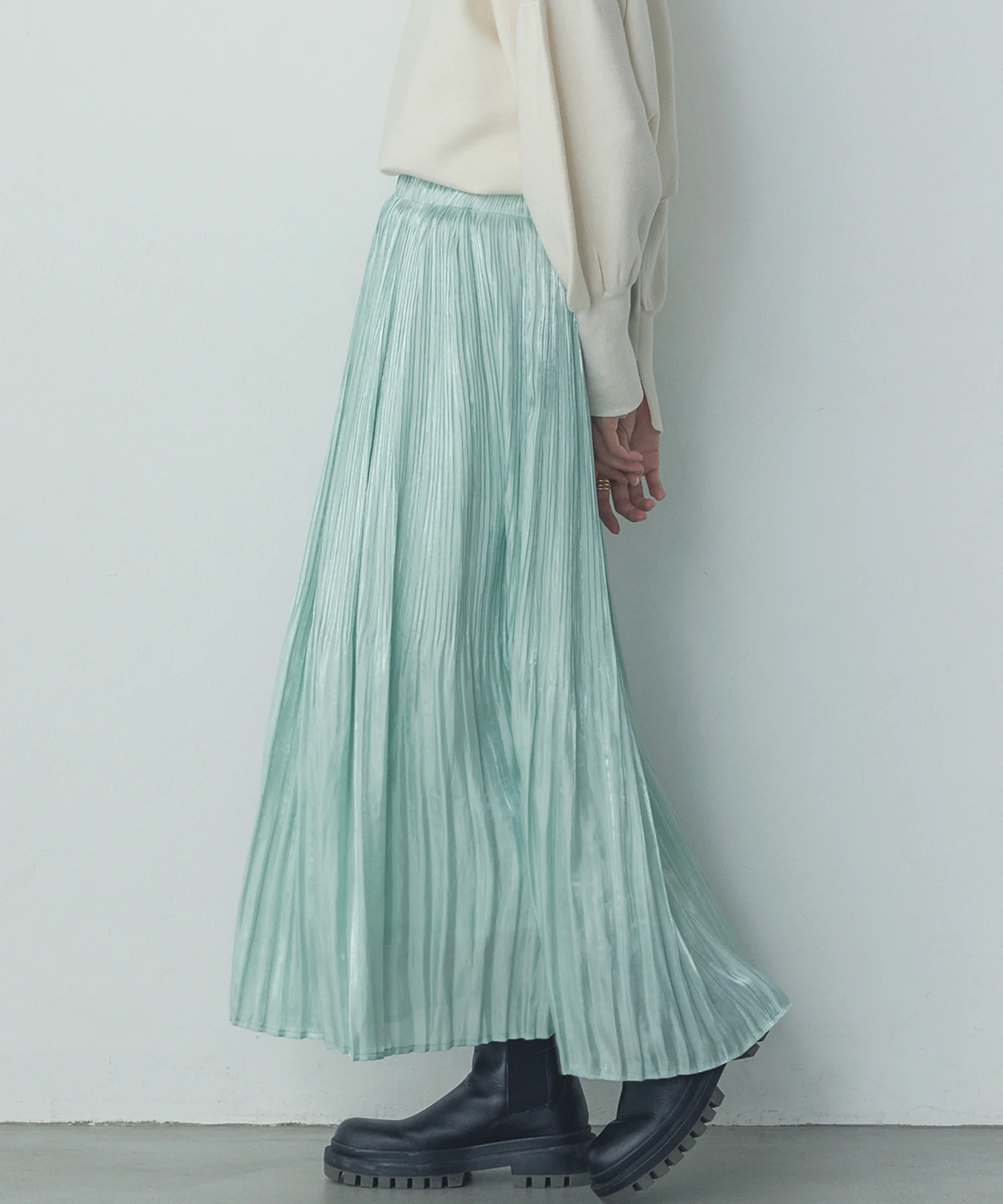 サテンランダムプリーツスカート