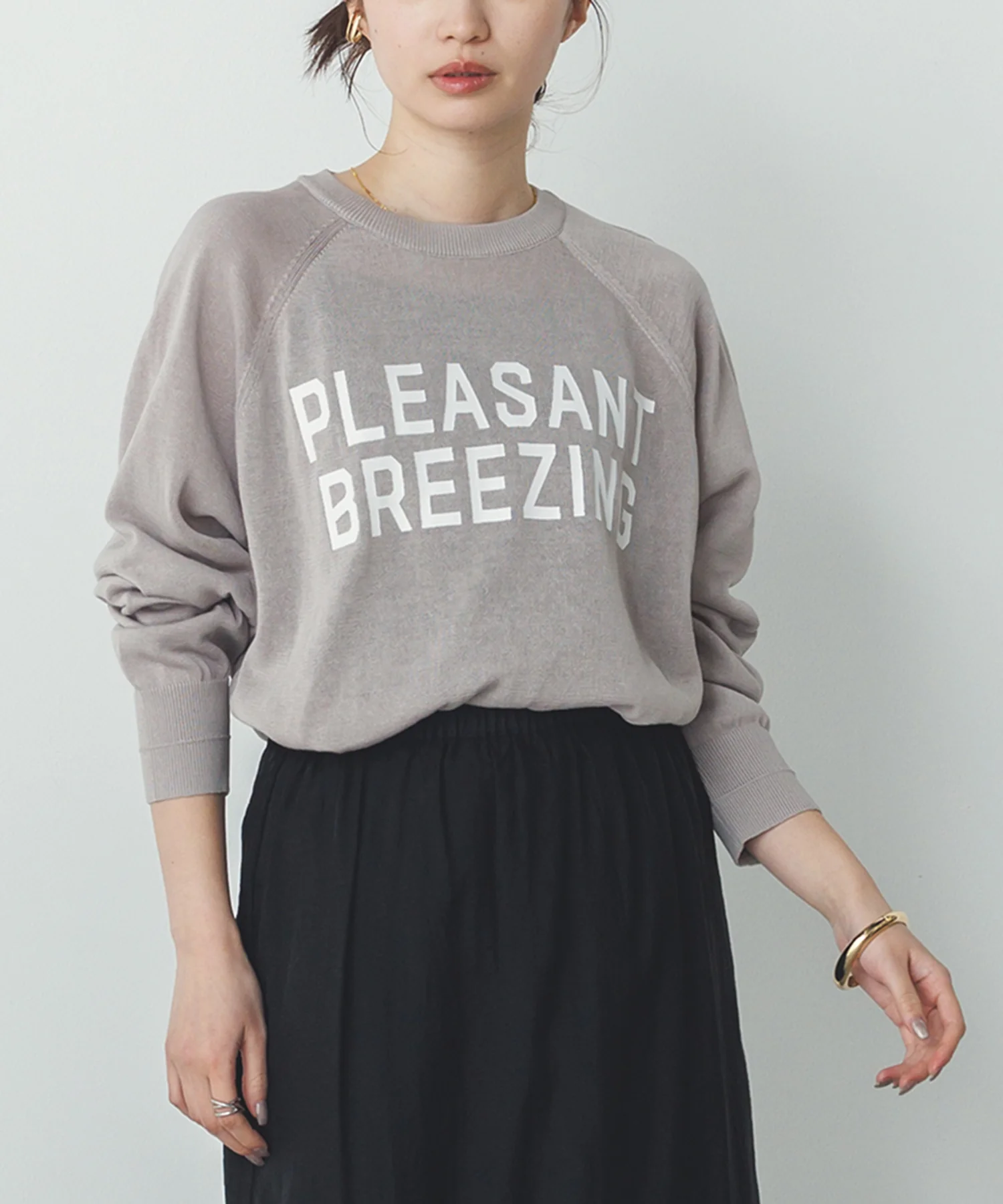 ペーパーライクシアー ロゴプリントニット