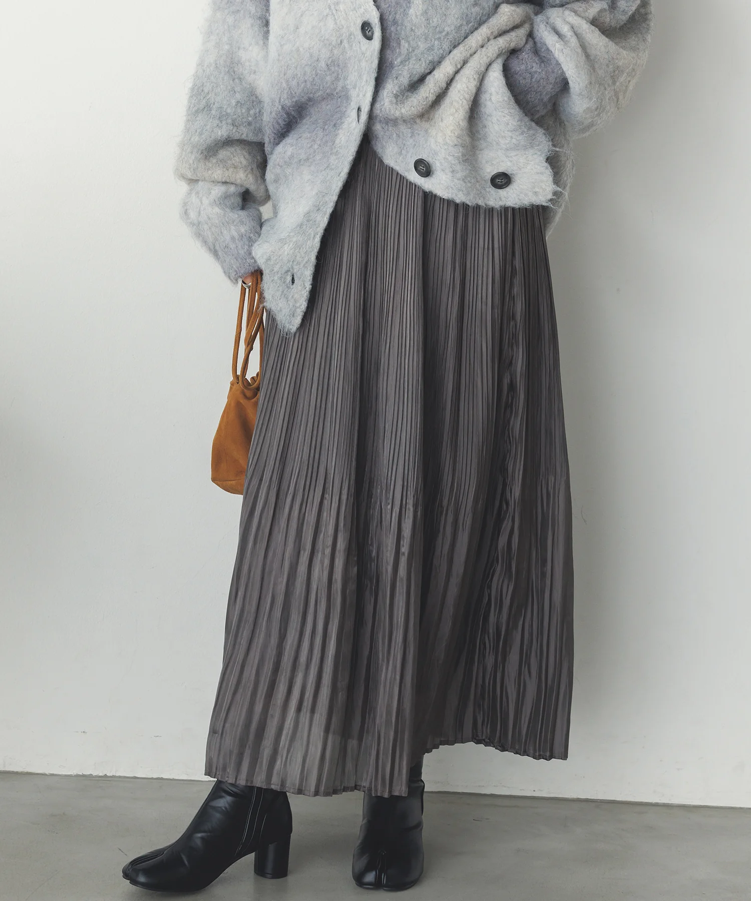 サテンランダムプリーツスカート