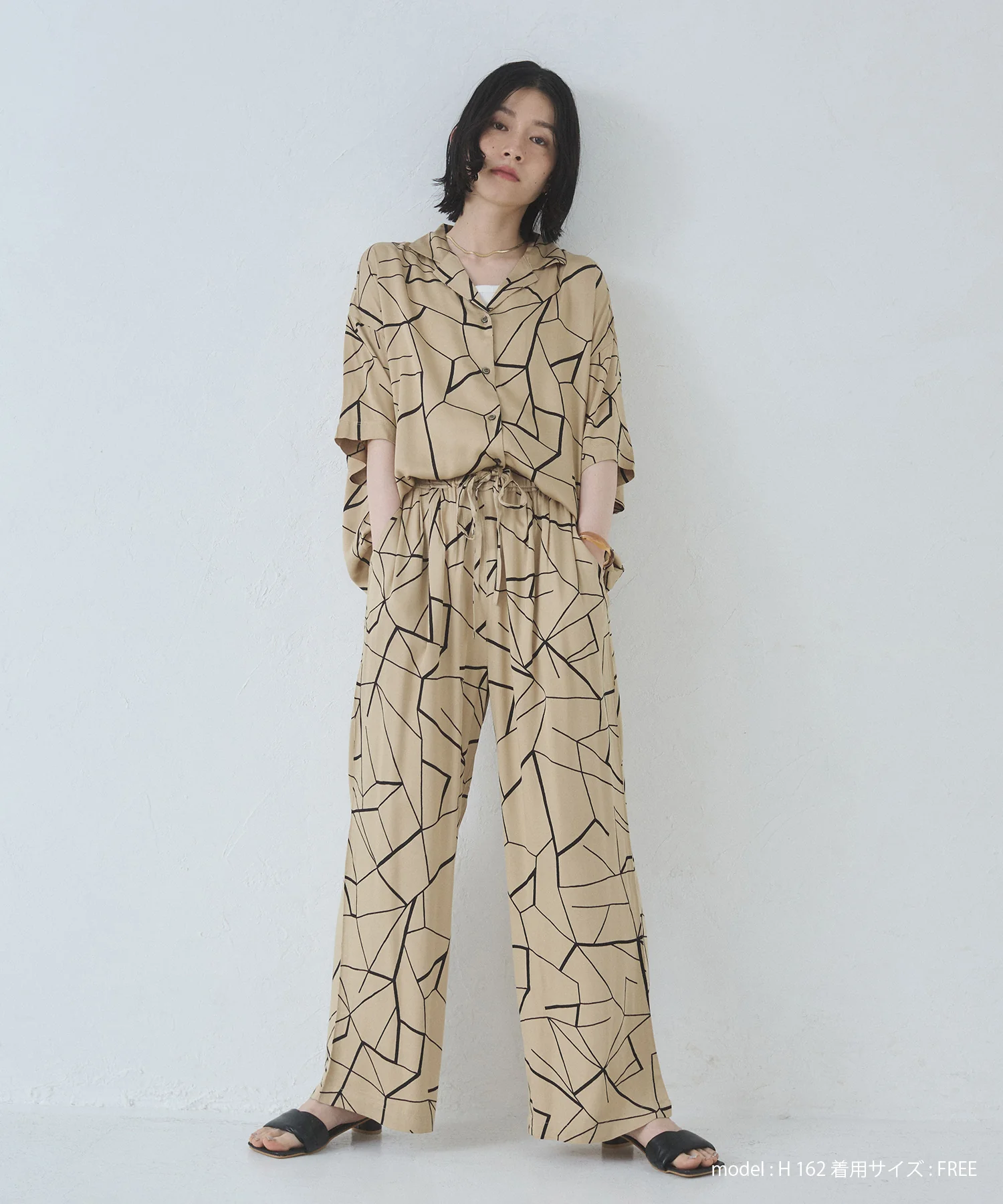 ビスコースサテン プリント タックストレートパンツ