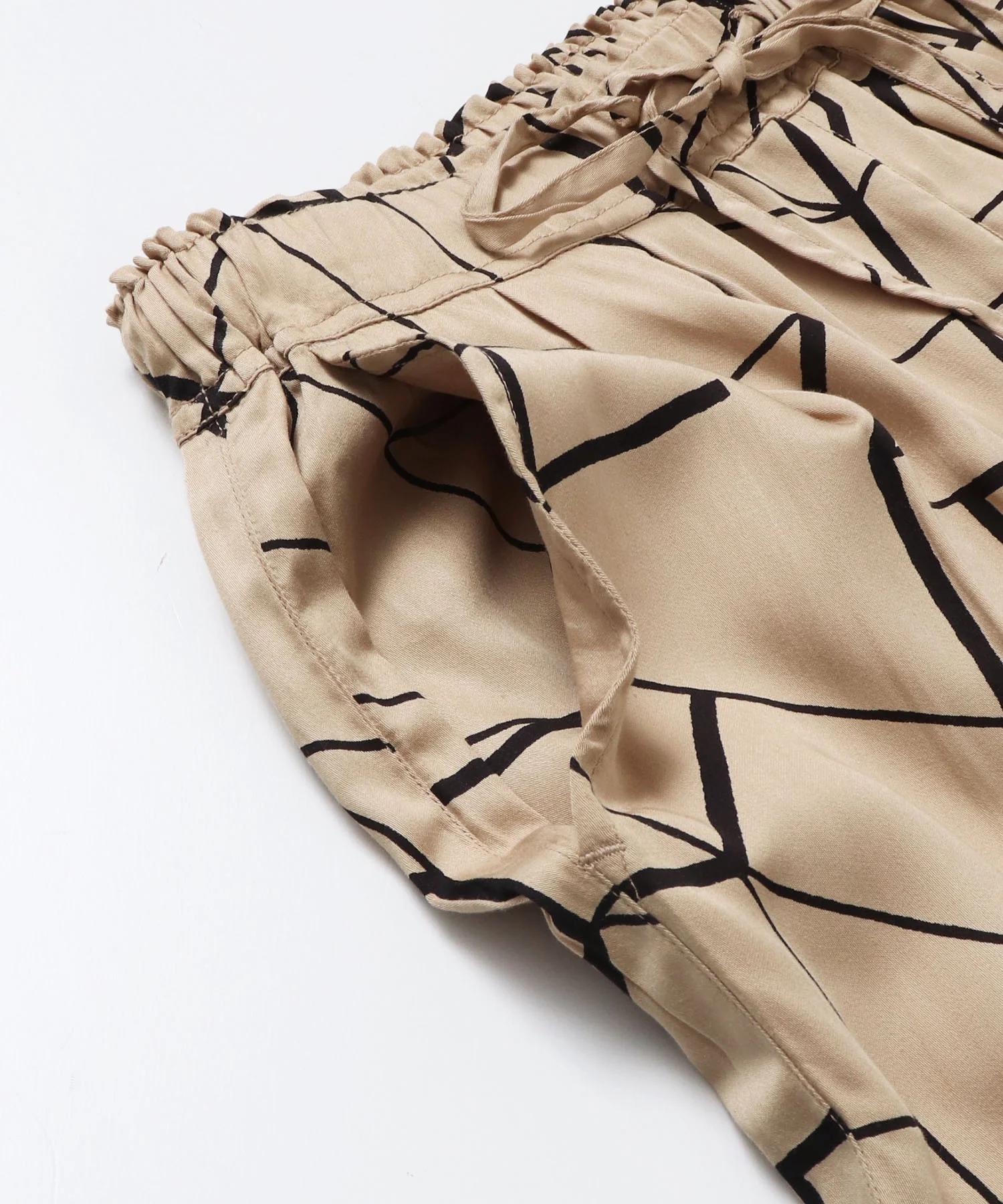 ビスコースサテン プリント タックストレートパンツ