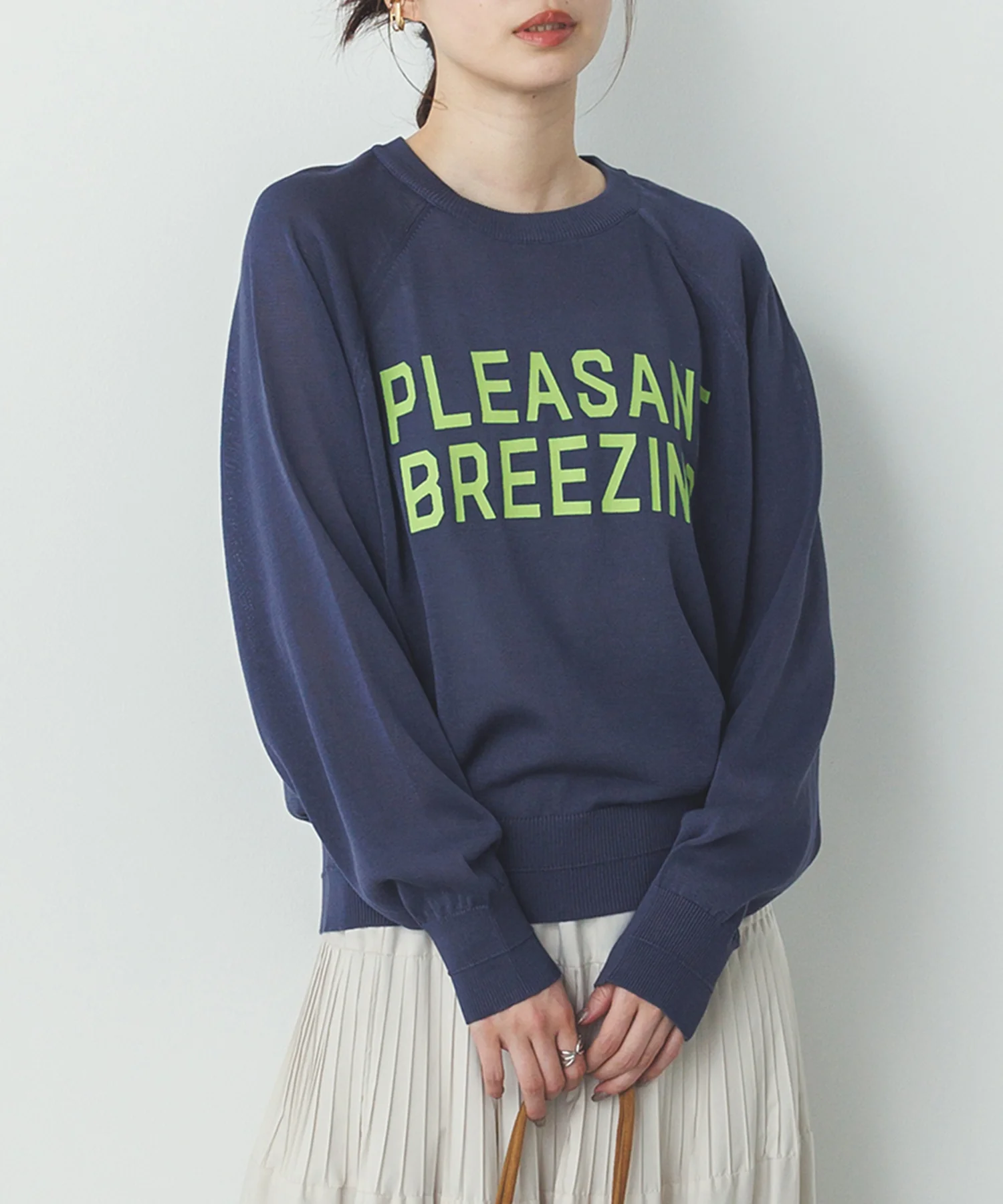 ペーパーライクシアー ロゴプリントニット