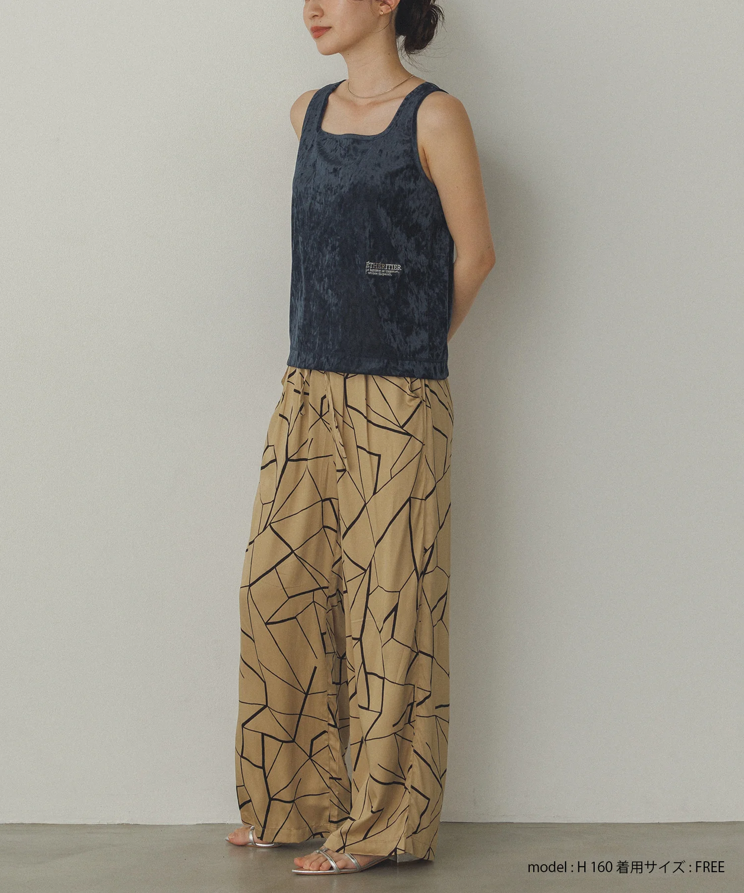 ビスコースサテン プリント タックストレートパンツ