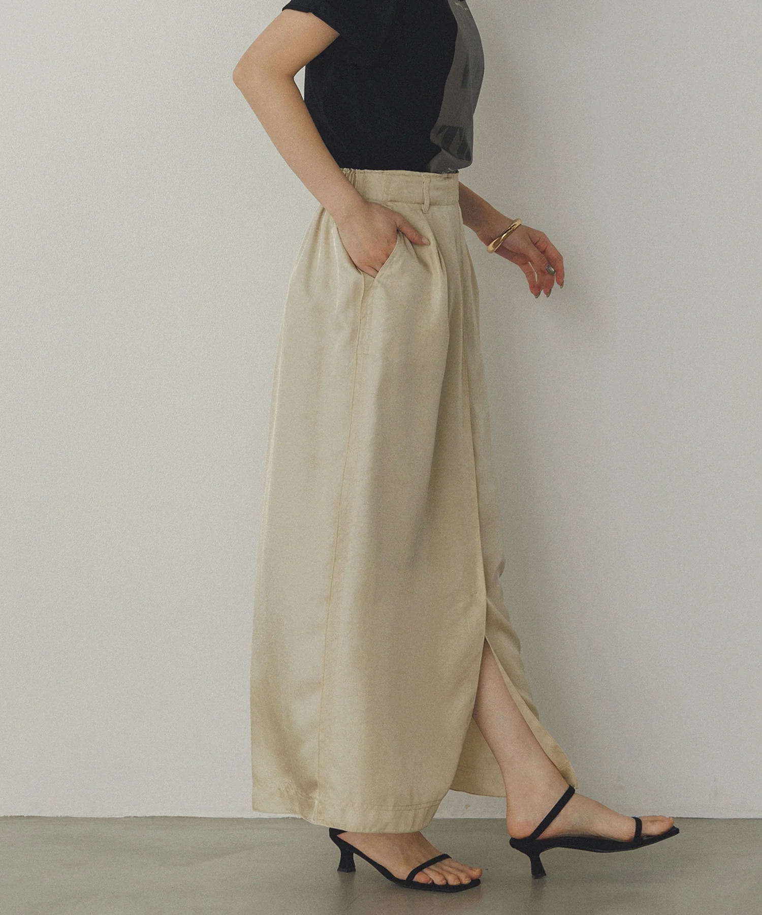 サテン セミフレアスカート