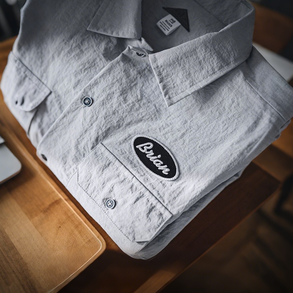 「ブライアン」刺繍付き軽量ナイロンシャツ