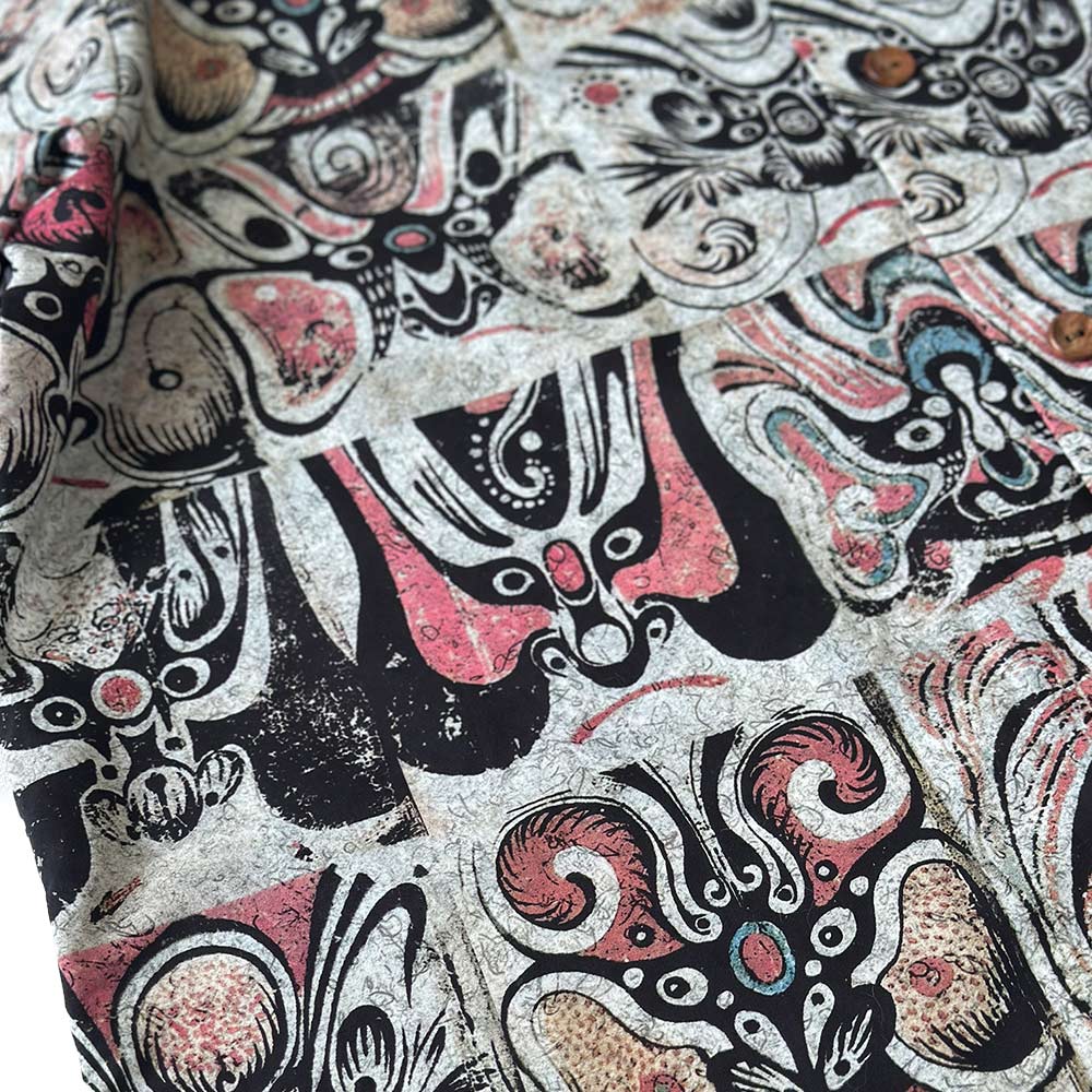 ユニークな臉譜柄開襟アロハシャツ