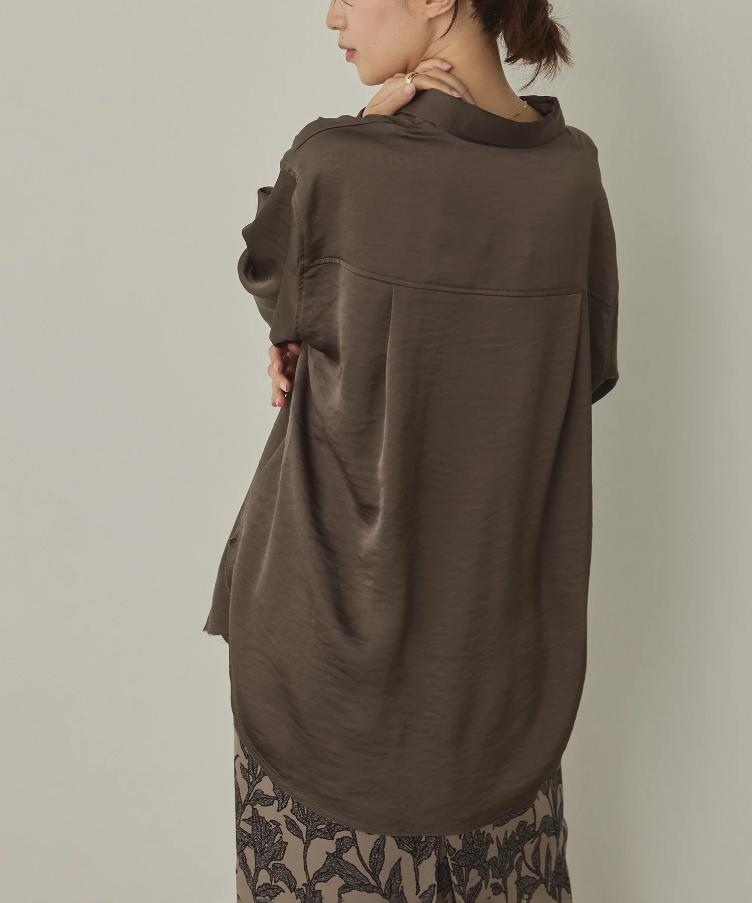 マットサテン タックシャツ